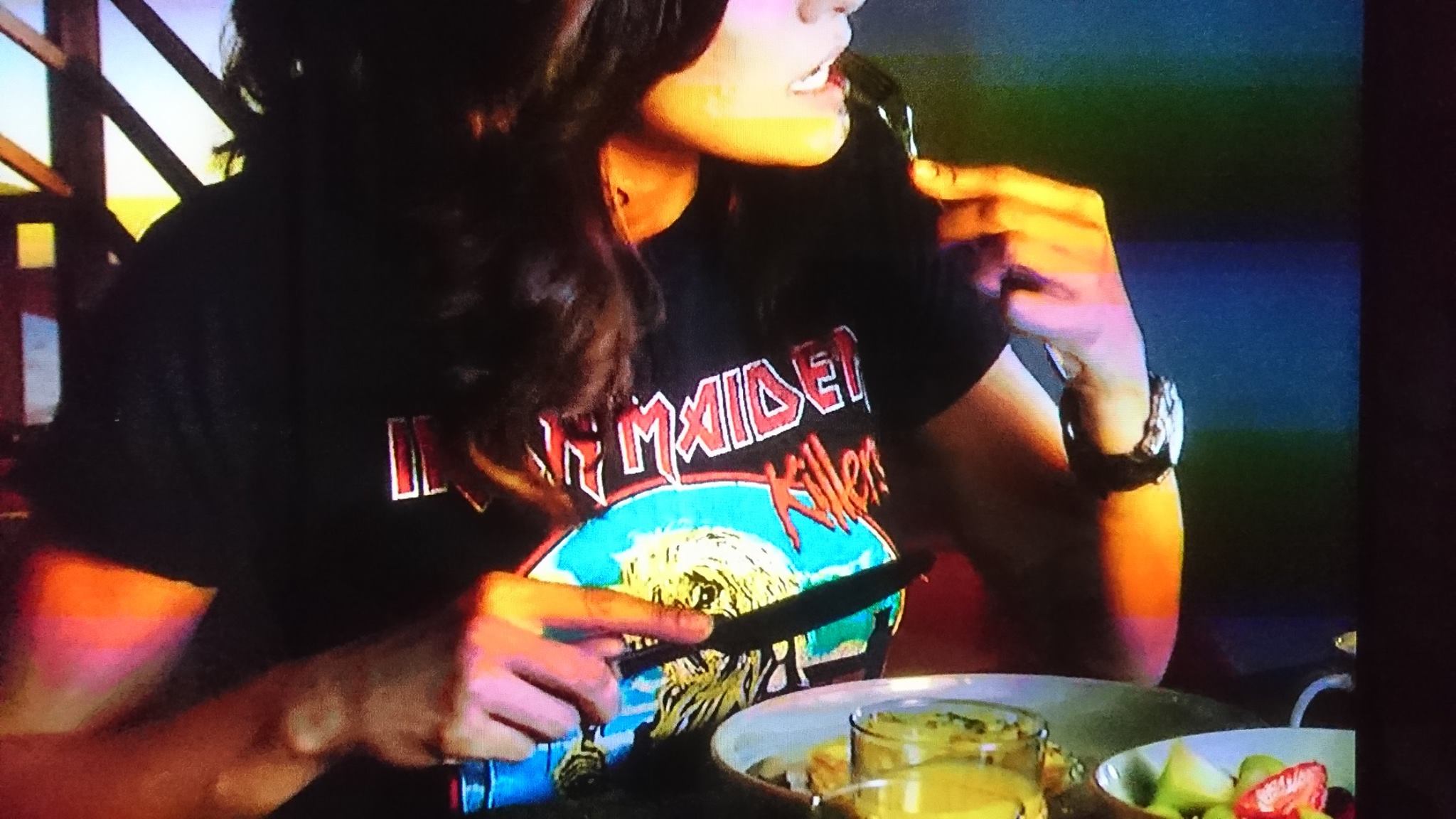 アイアン・メイデンのＴを着用している、 「NCIS:LA」のケンジー役 ダニエラ・ルーアさん