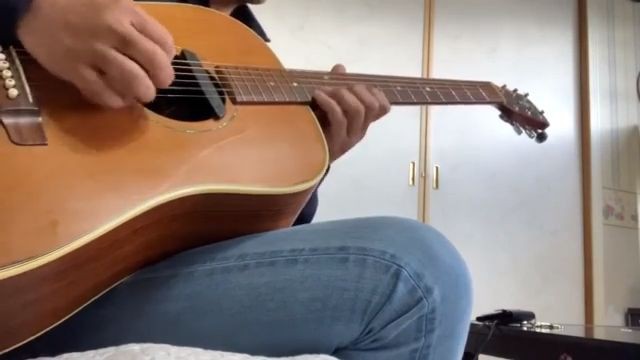 朝、キーをDまで下げて アコースティックギターでTOTOの HOLD THE LINEを弾いてみた。